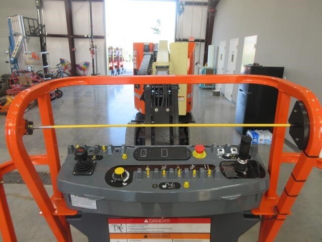 2025 JLG E300AJP-8
