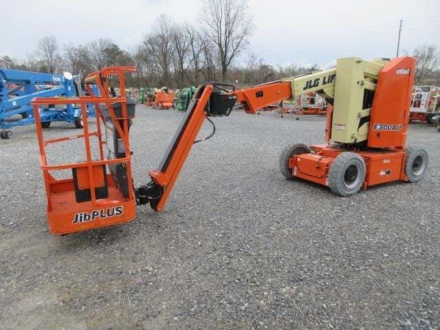 2017 JLG E300AJP
