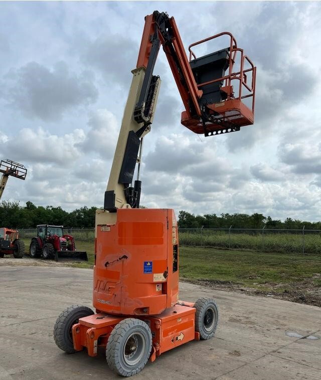 2017 JLG E300AJP-4