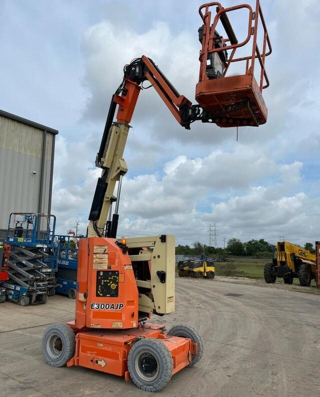 2017 JLG E300AJP-6