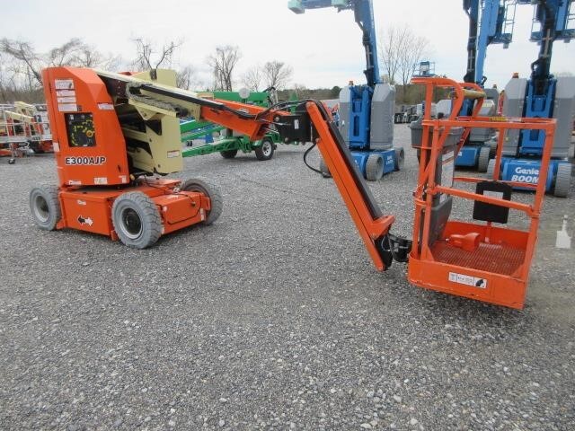 2017 JLG E300AJP-2