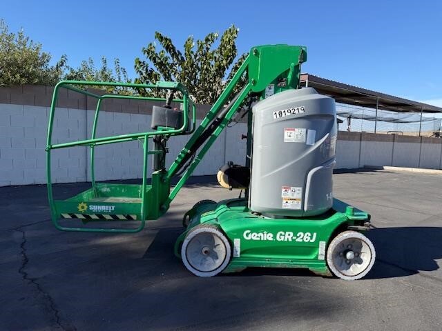 2017 Genie GR26J
