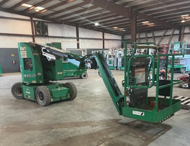 2017 JLG E300AJP-2