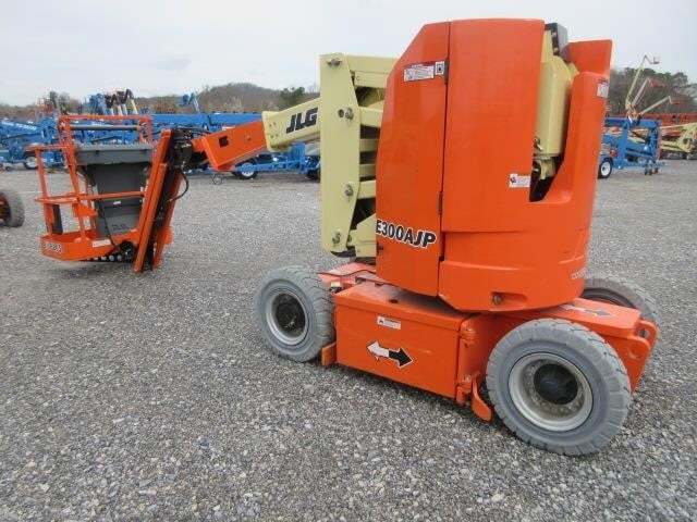 2017 JLG E300AJP-4
