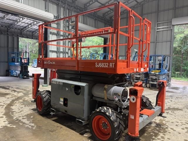 2018 Skyjack SJ-6832RT-4