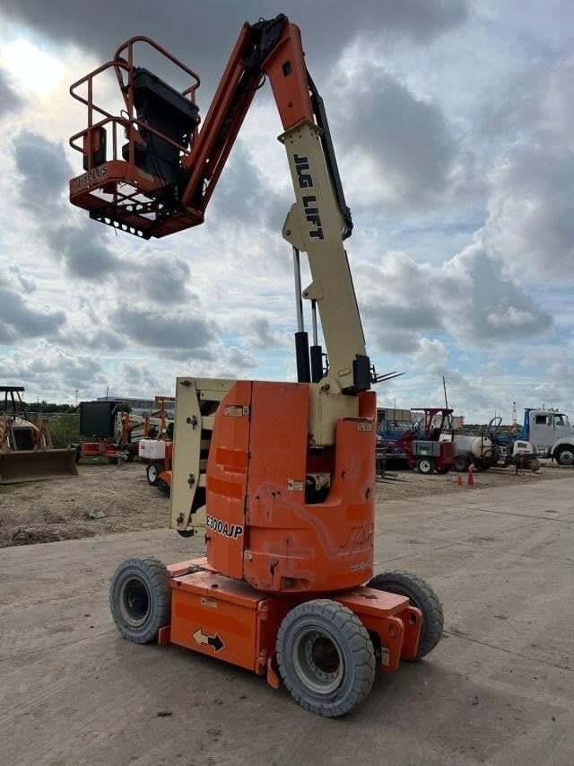 2017 JLG E300AJP-3