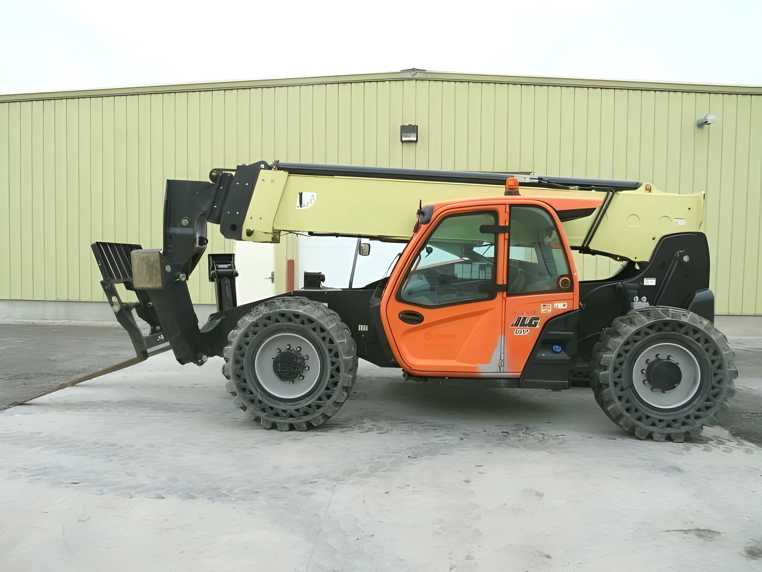 2017 JLG 1055