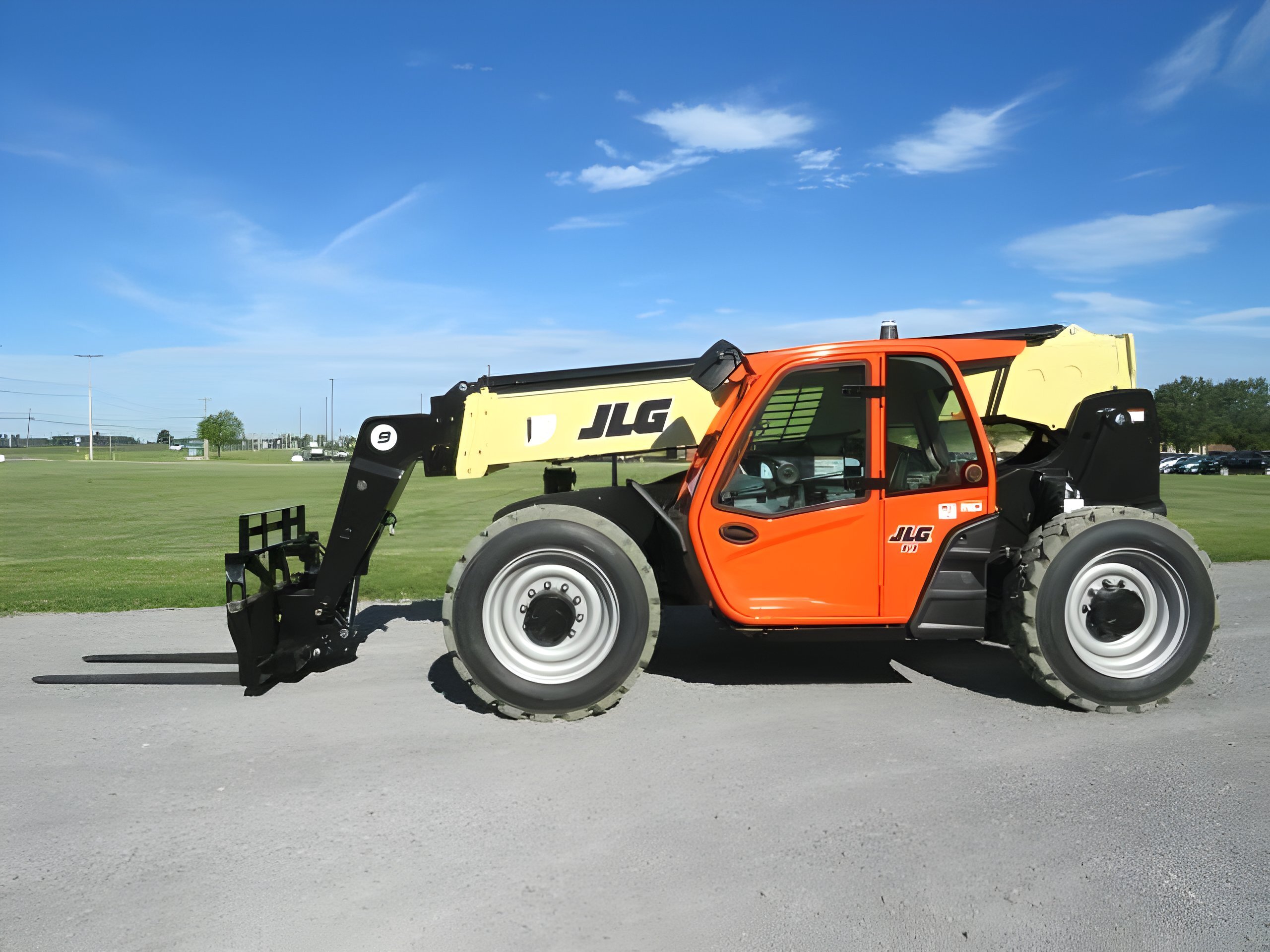 2025 JLG 943