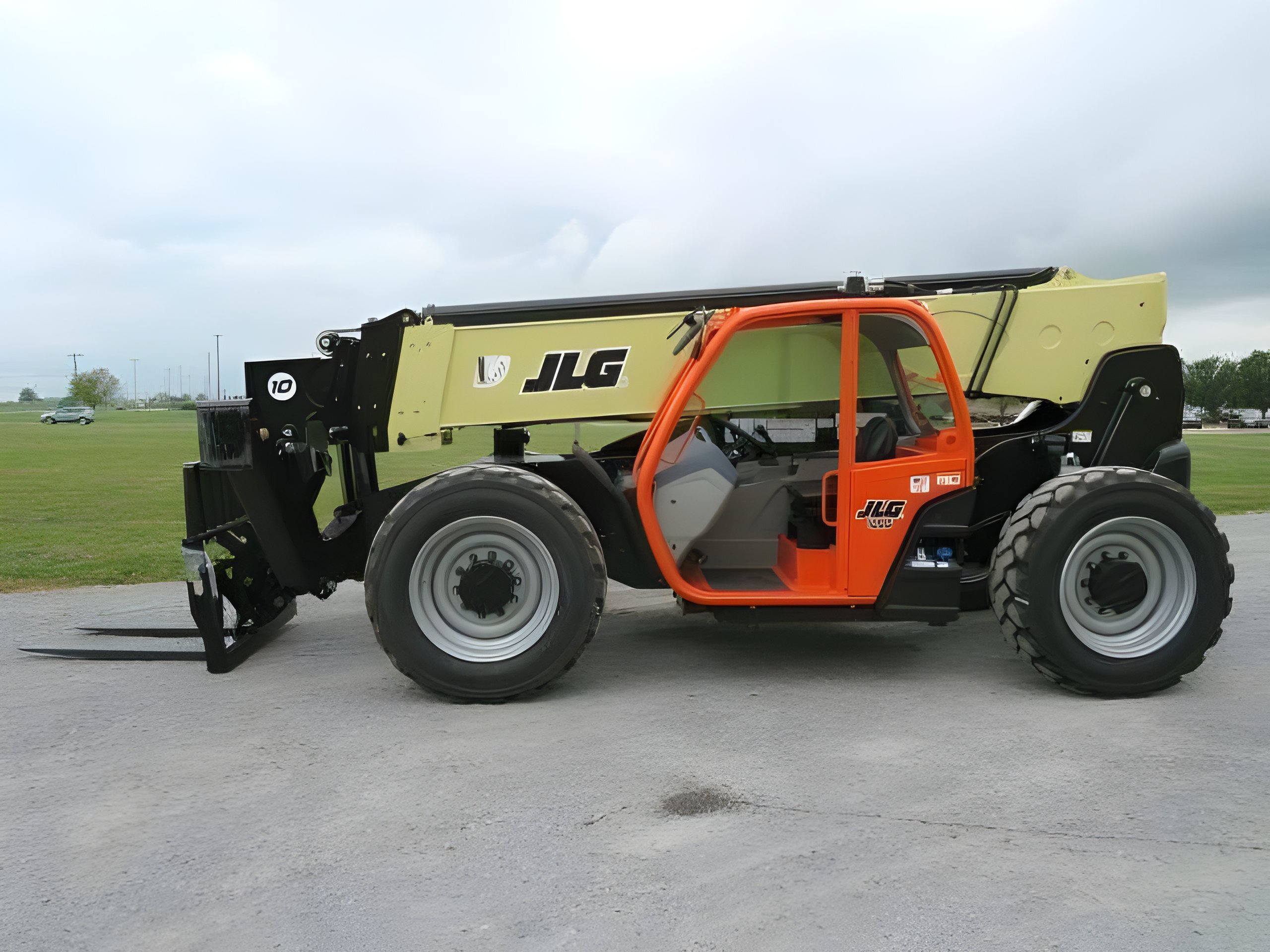 2025 JLG 1055
