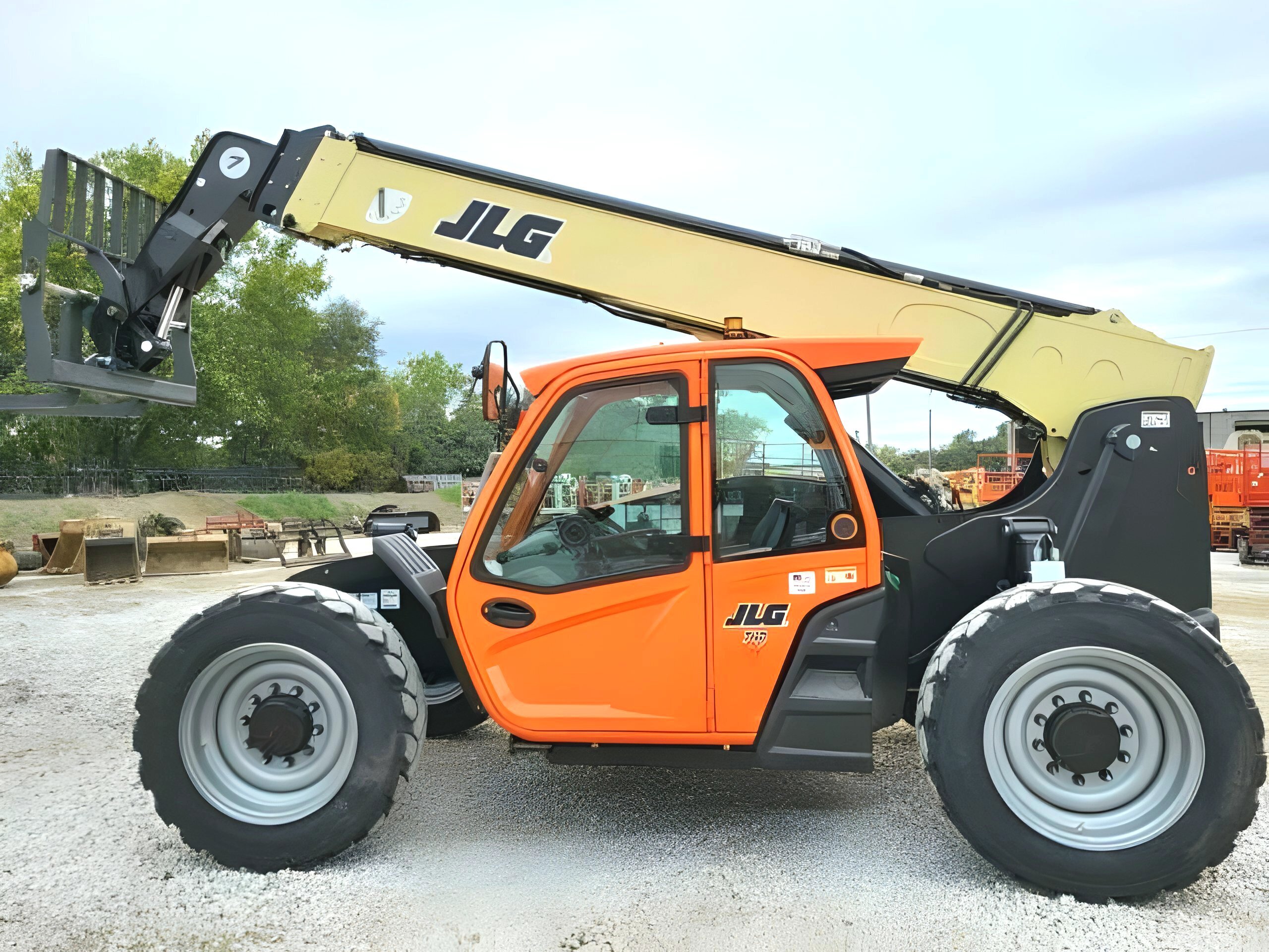 2025 JLG 742