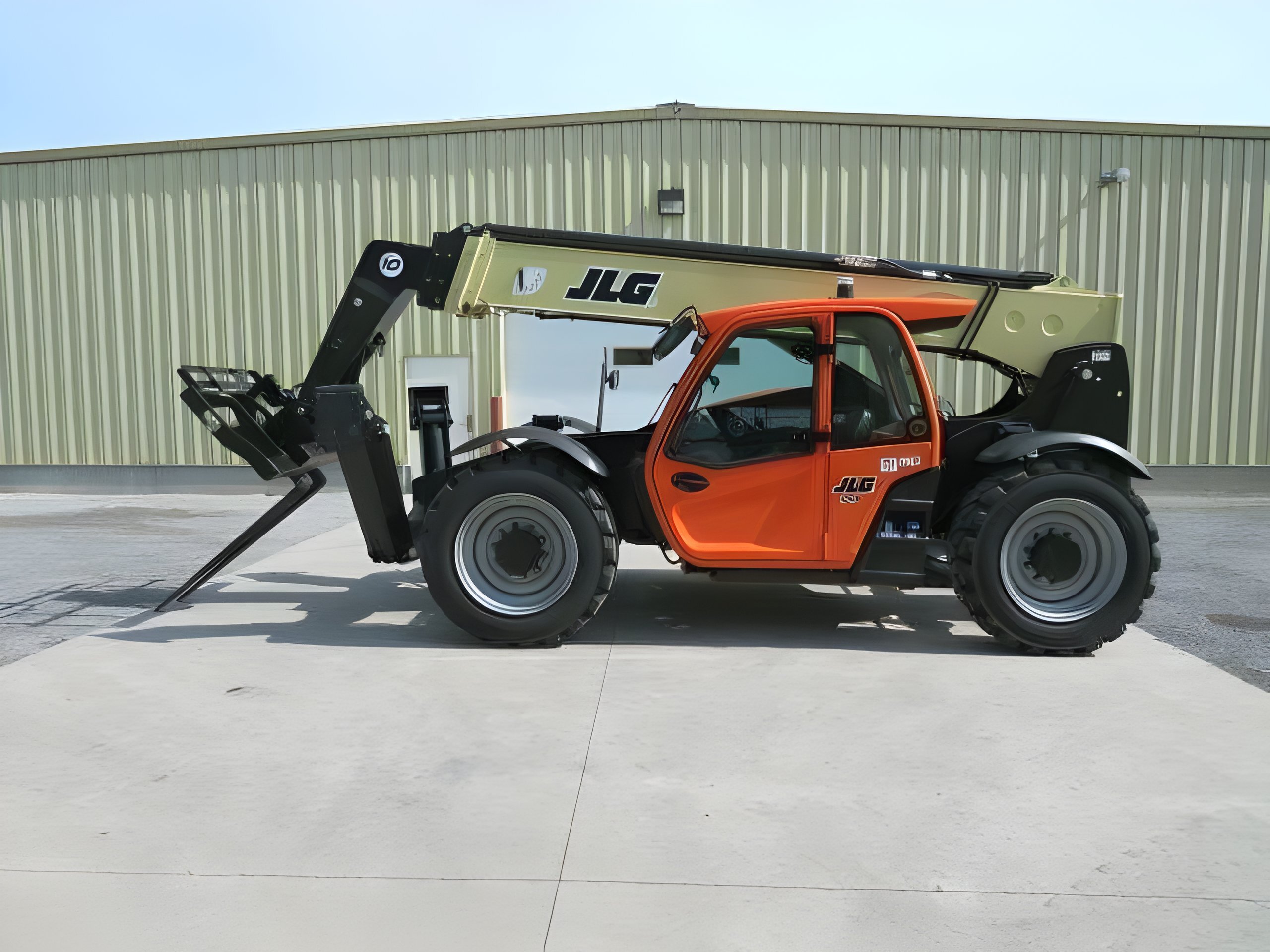 2025 JLG 1043