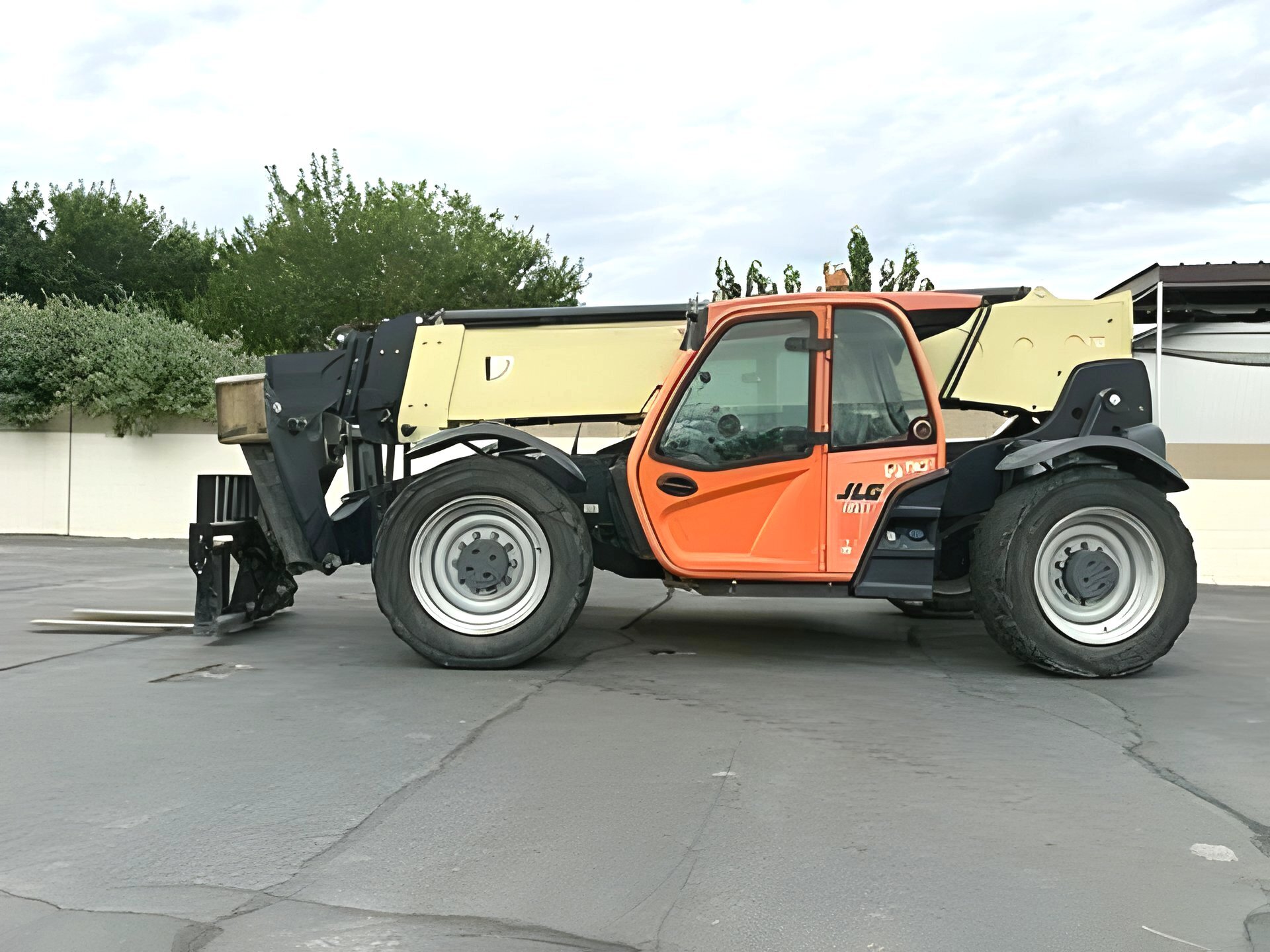 2017 JLG 1255