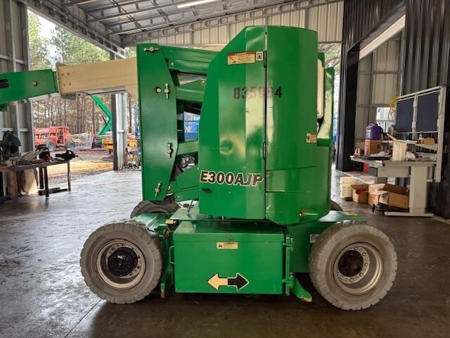 2016 JLG E300AJP-2