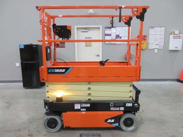 2025 JLG ES1932