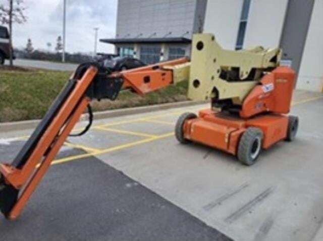 2012 JLG E400AJPN