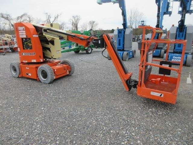 2017 JLG E300AJP-2