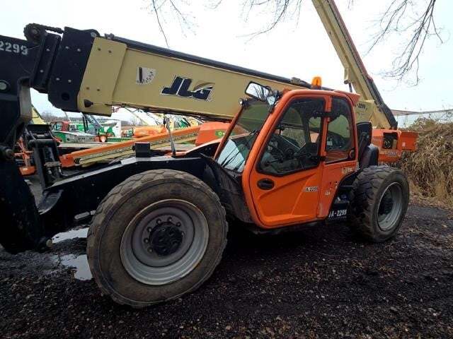 2016 JLG 1055