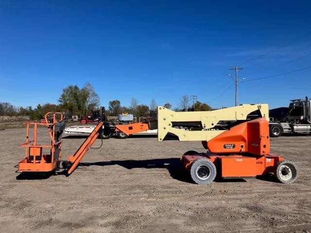 2017 JLG E400AJPN