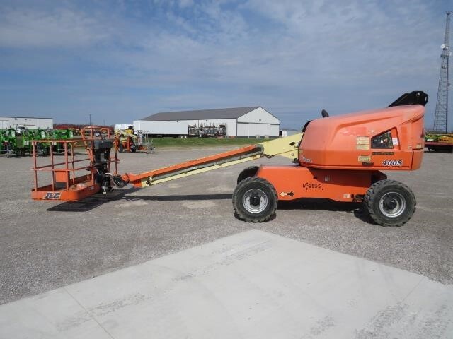2017 JLG 400S