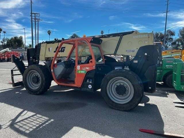 2017 JLG 1055
