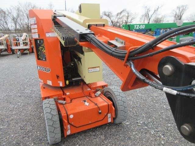 2017 JLG E300AJP-9