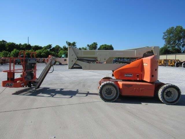 2013 JLG E450AJ