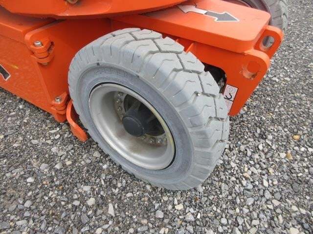 2017 JLG E300AJP-12