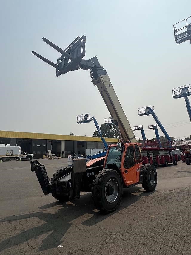 2020 JLG 1055