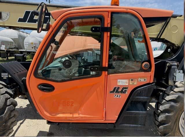 2017 JLG 742-12