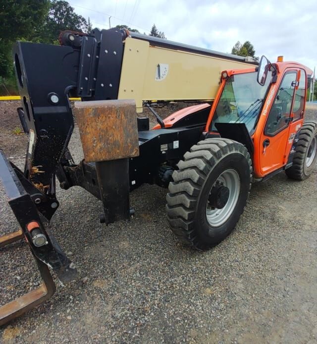 2019 JLG 1055