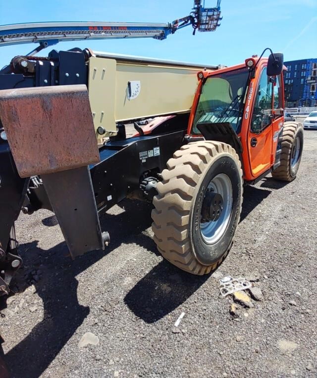 2019 JLG 1055