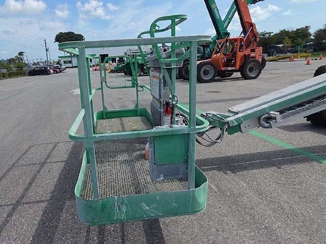 2017 JLG 400S-19