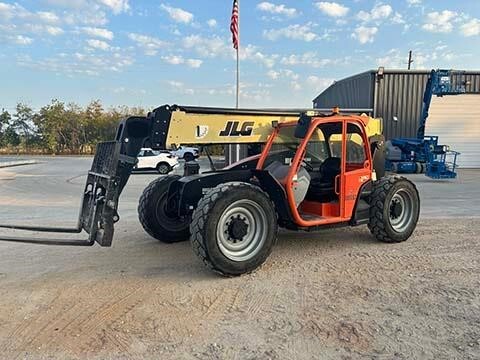 2023 JLG 742