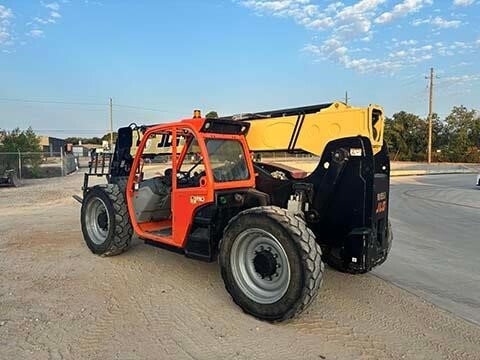 2023 JLG 742-4