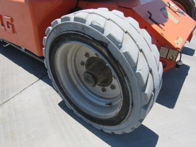 2013 JLG E450AJ-12