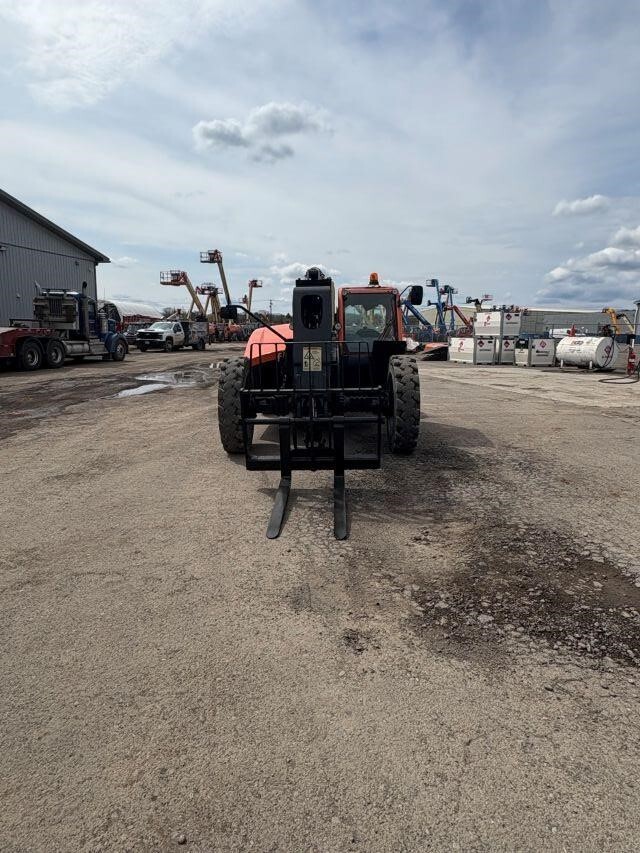 2018 JLG 943-8