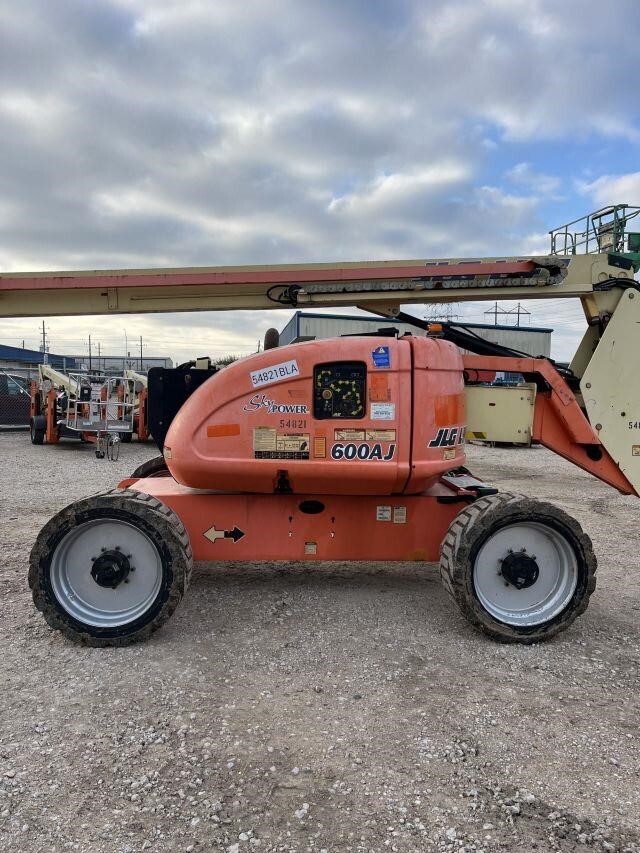 2017 JLG 600AJ-8