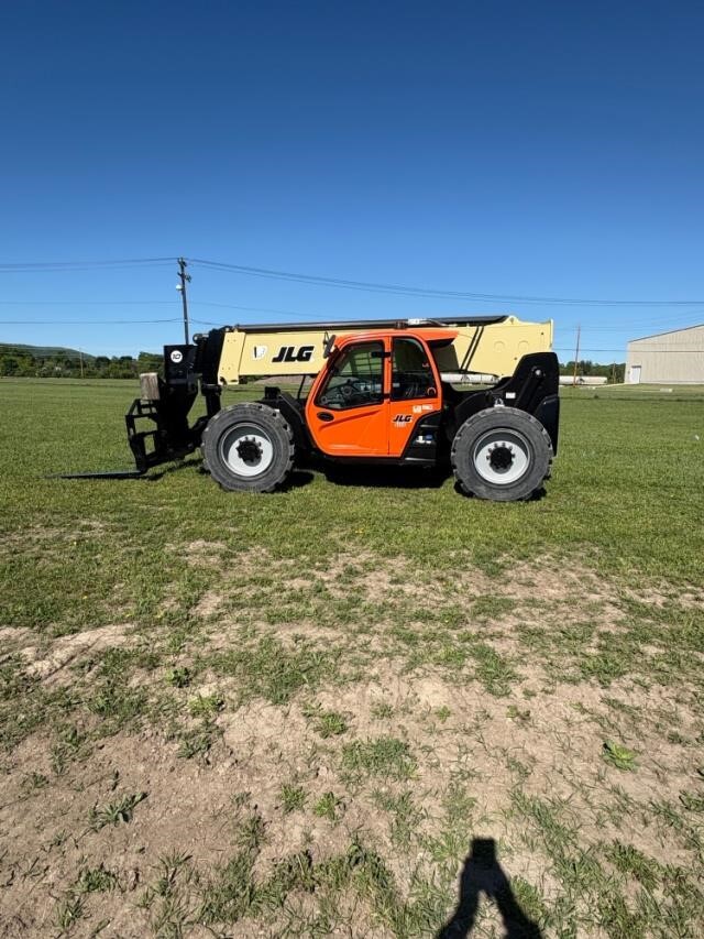 2022 JLG 1055