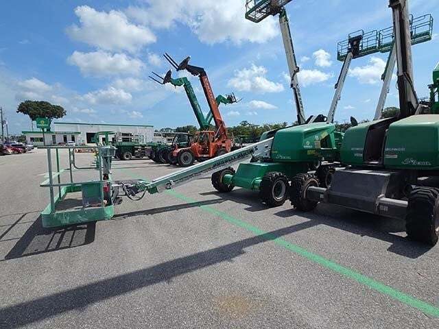 2017 JLG 400S
