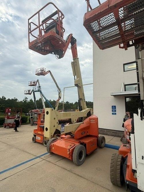2017 JLG E400AJPN-2