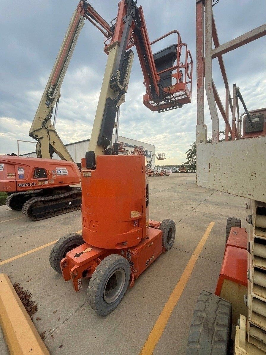 2017 JLG E300AJ-2