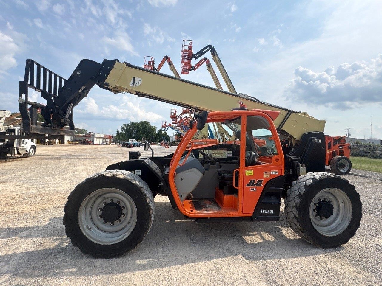 2021 JLG 742