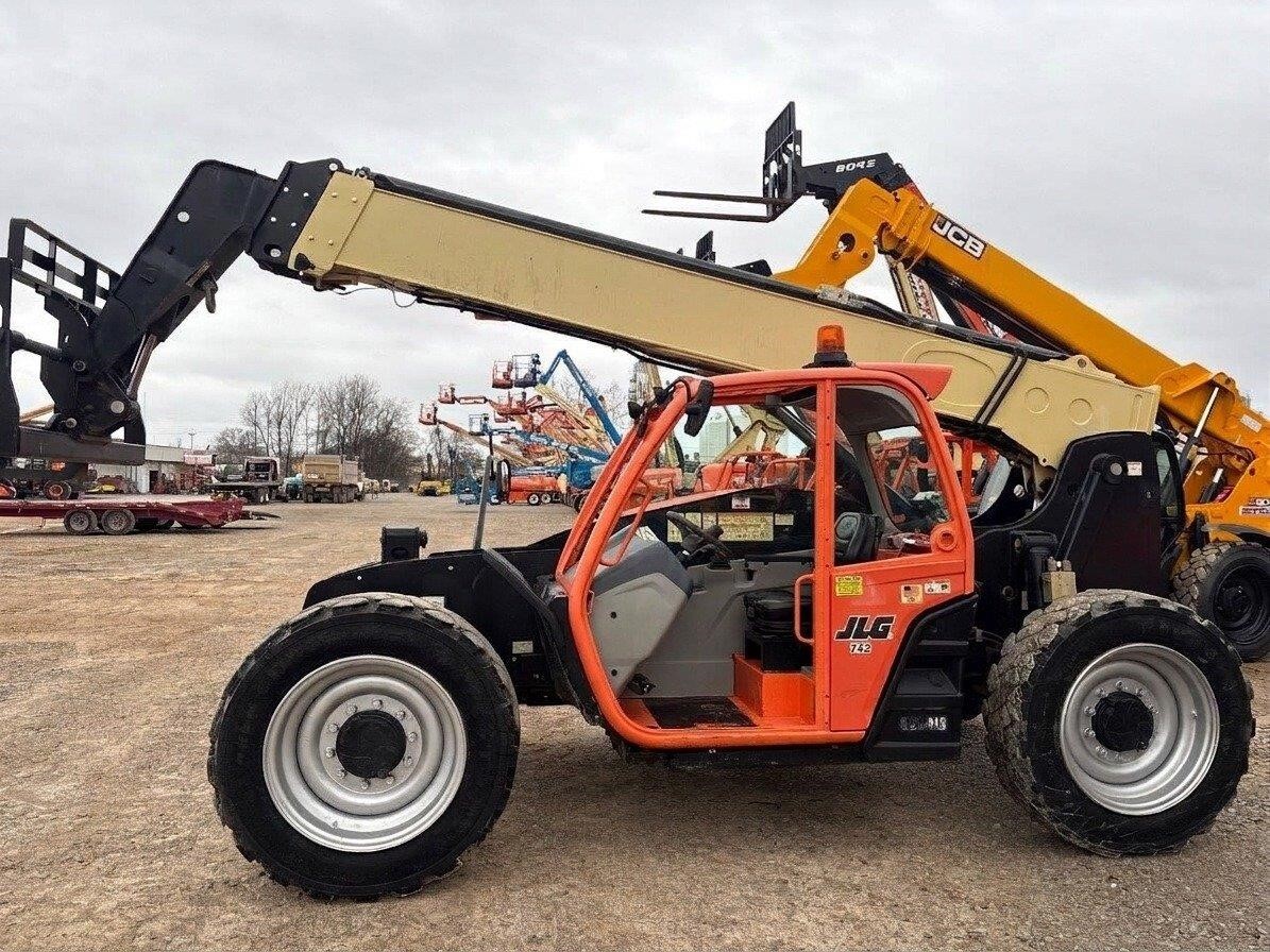 2018 JLG 742