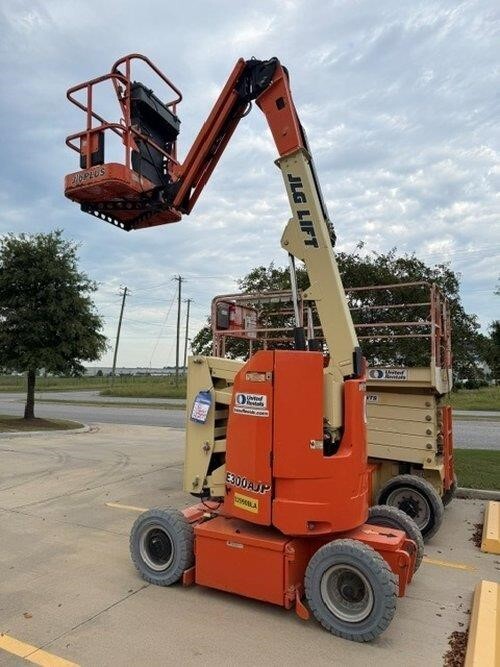 2017 JLG E300AJP