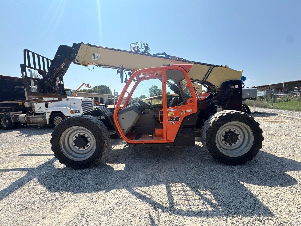 2021 JLG 742