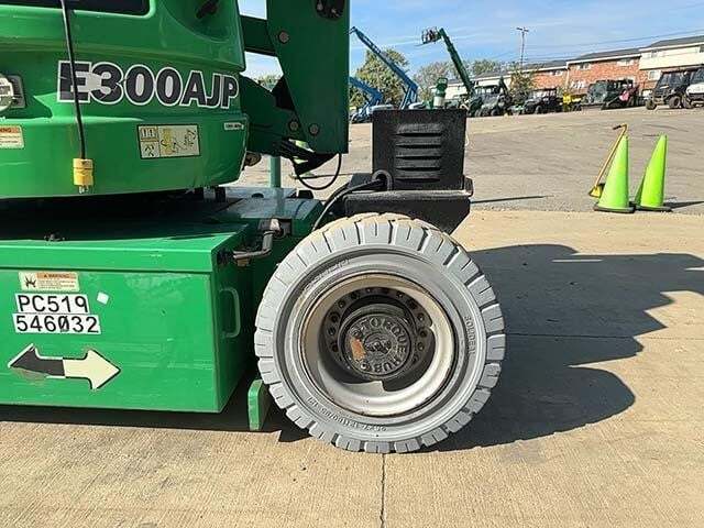 2013 JLG E300AJP-12