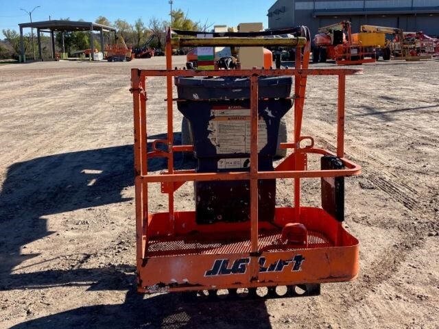 2017 JLG E400AJPN-2