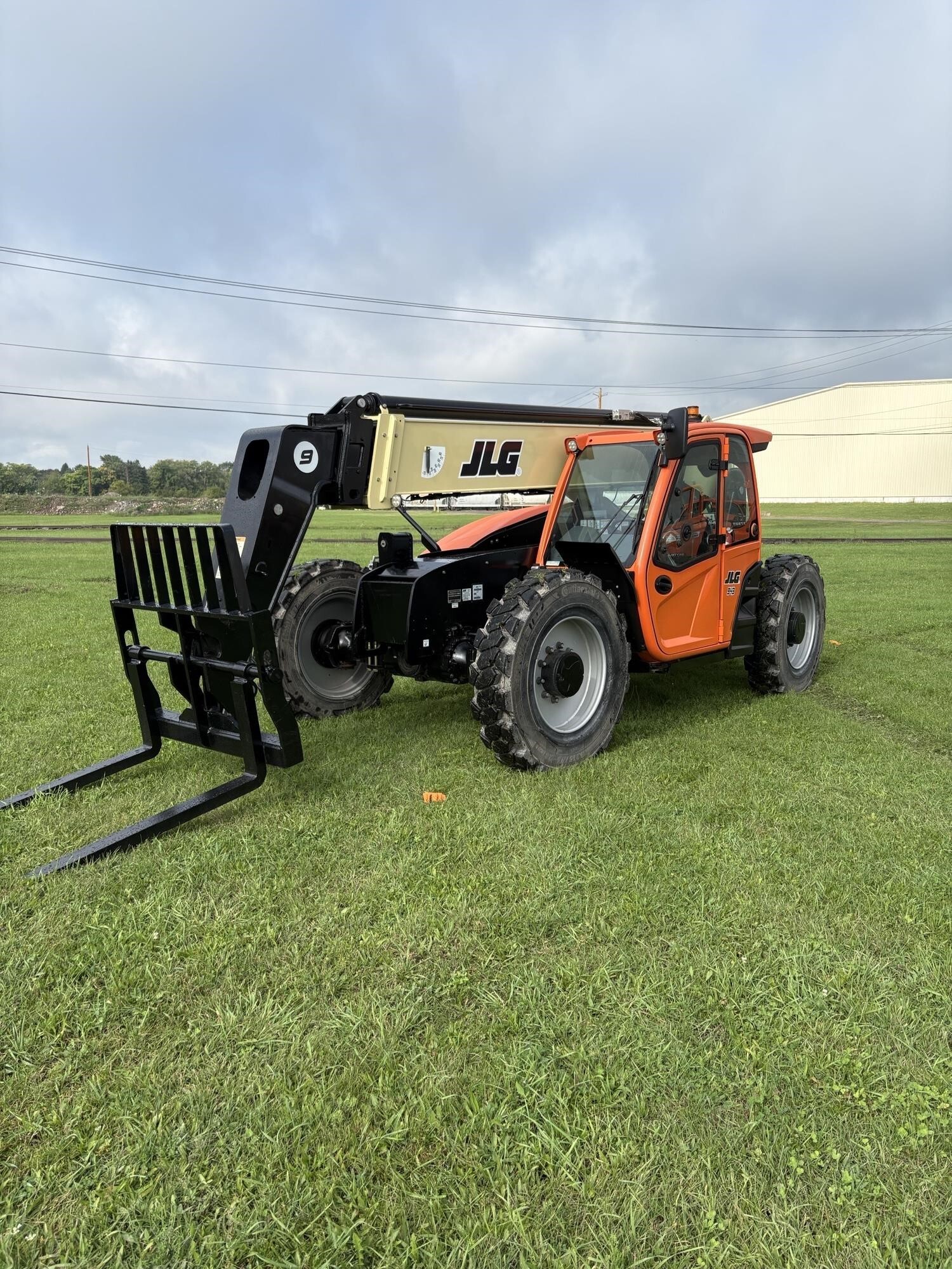 2022 JLG 943