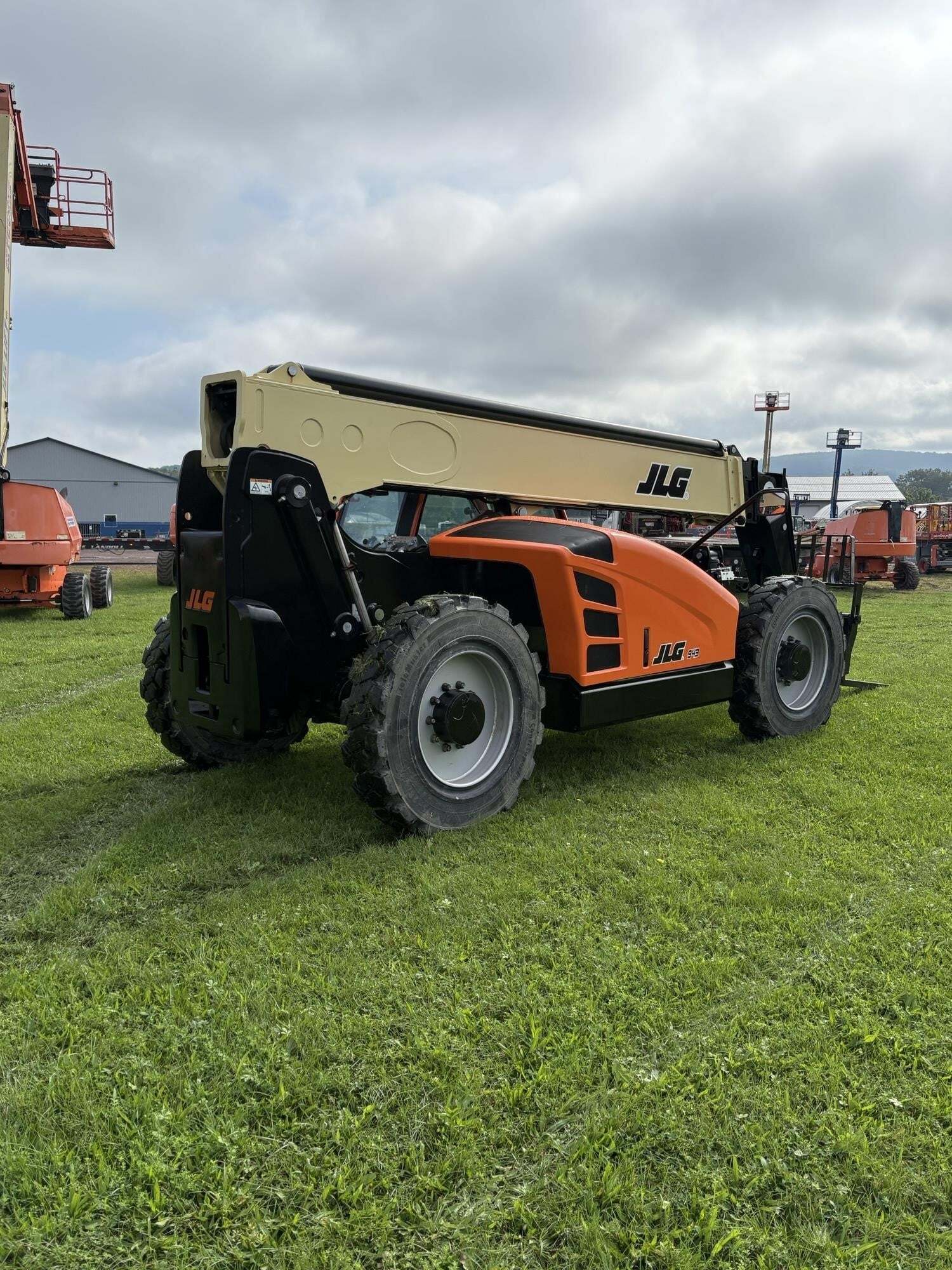 2022 JLG 943-5