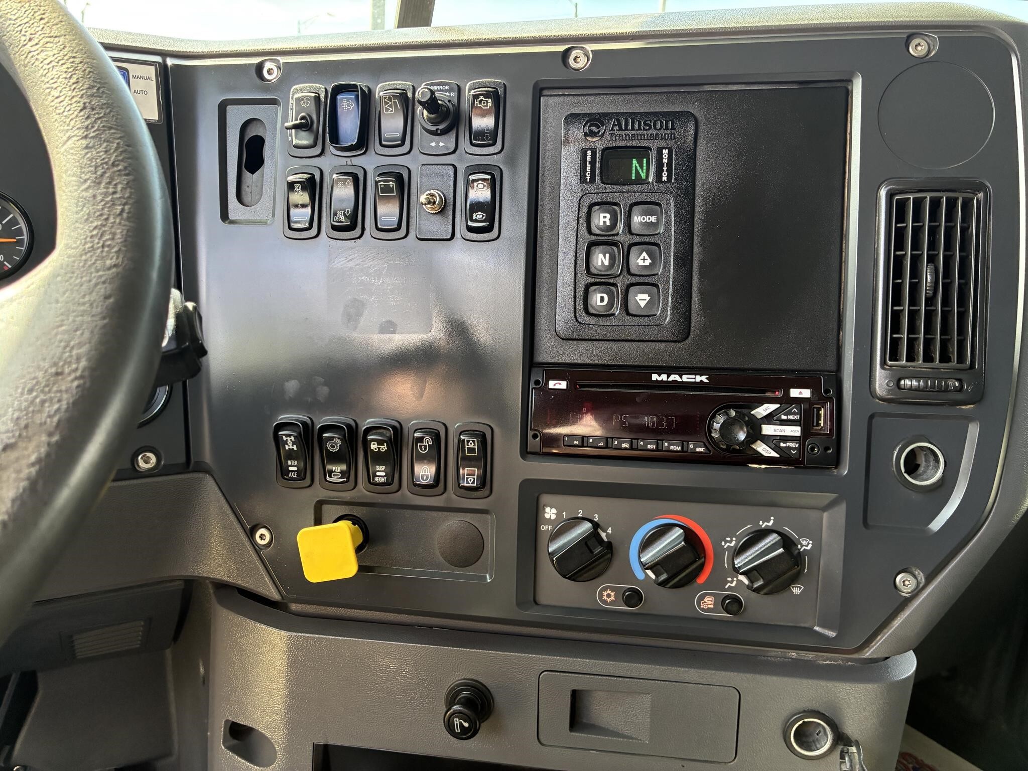 2015 Mack GRANITE GU813